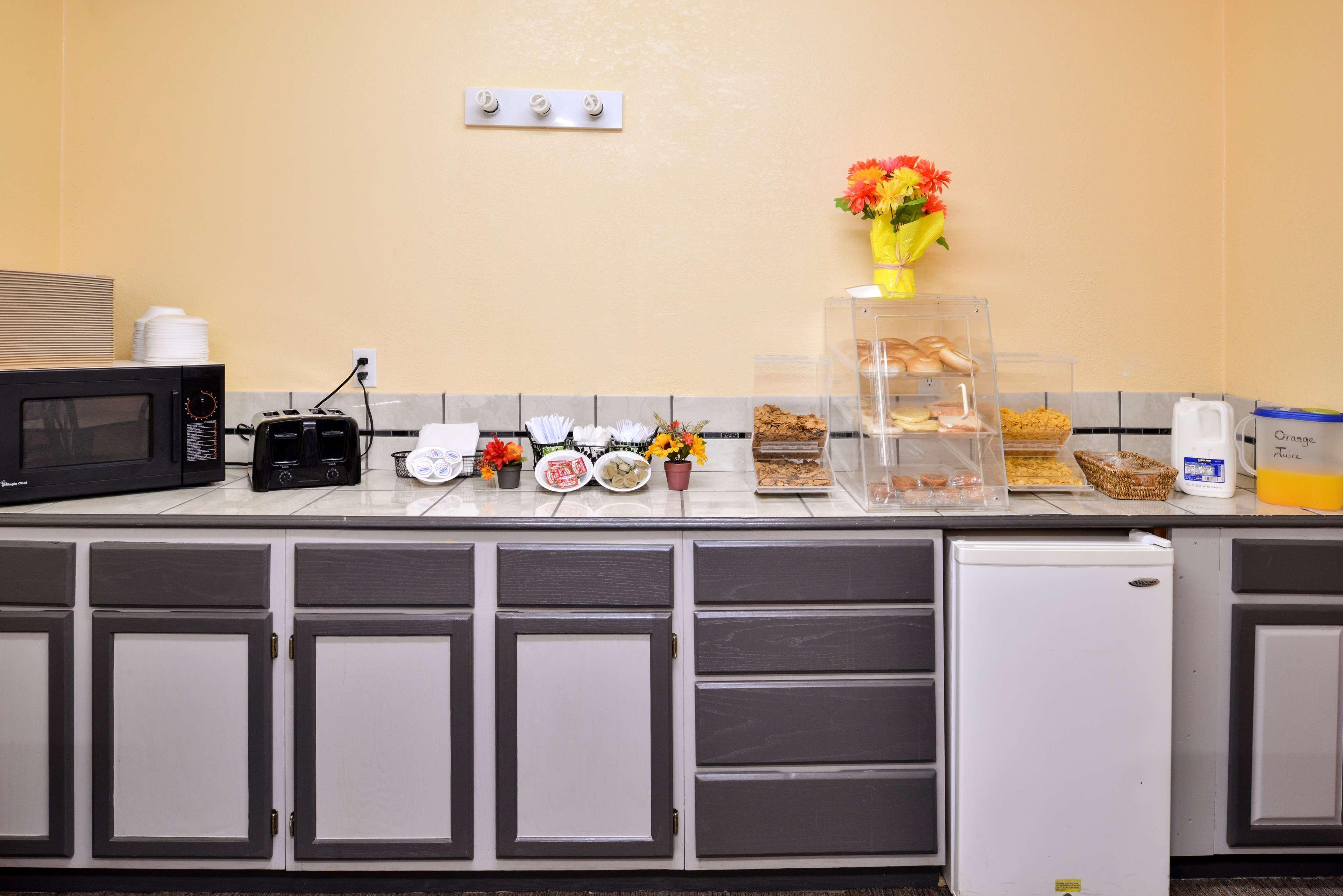 Americas Best Value Inn Knob Noster Экстерьер фото